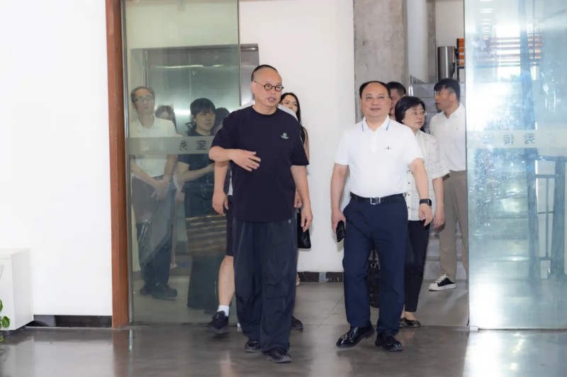 校企攜手育英才，產(chǎn)教融合譜新篇——湖南大眾傳媒職業(yè)技術(shù)學(xué)院賀戰(zhàn)兵校長一行蒞臨寶寶秀傳媒指導(dǎo)交流